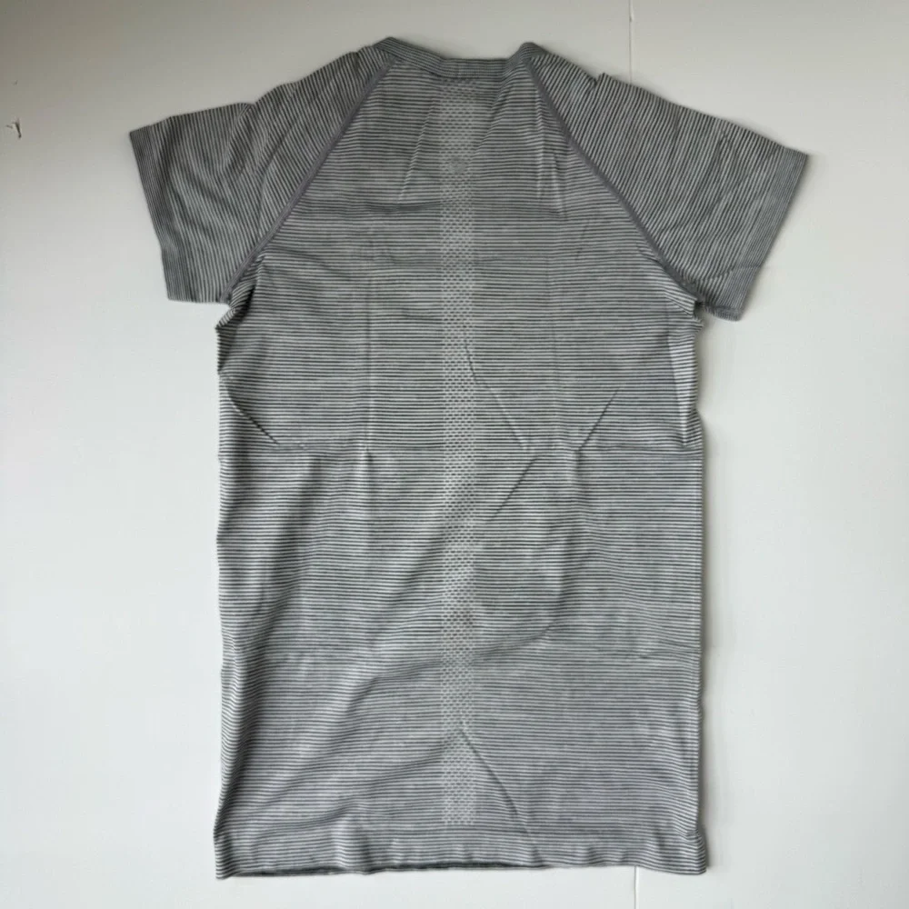 Lululemon Swiftly Tech Short Sleeve 2.0 Black White Stripe Size 6 - Picture 5 of 6